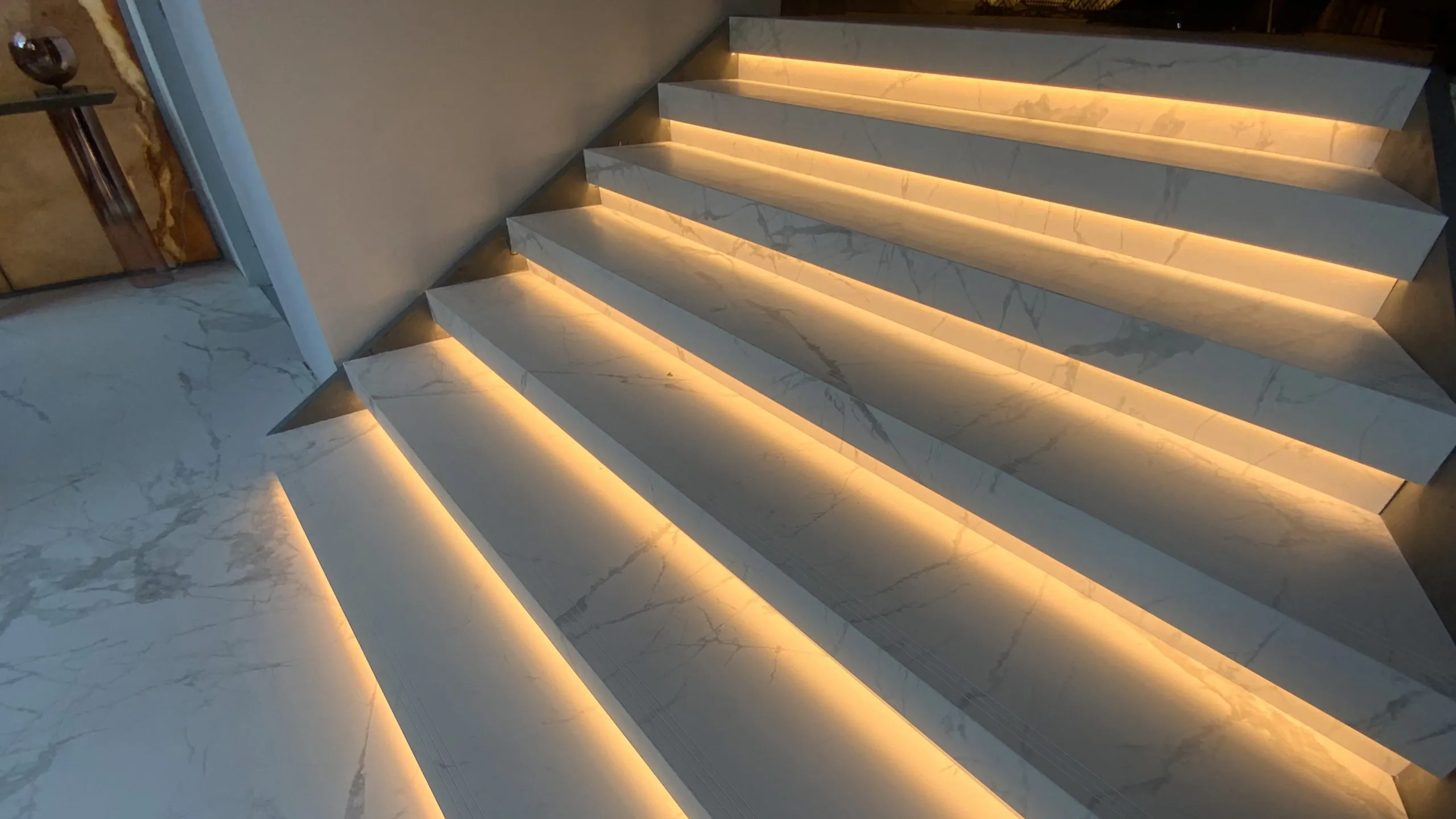 Illuminated stair treads with continuous surface detailing